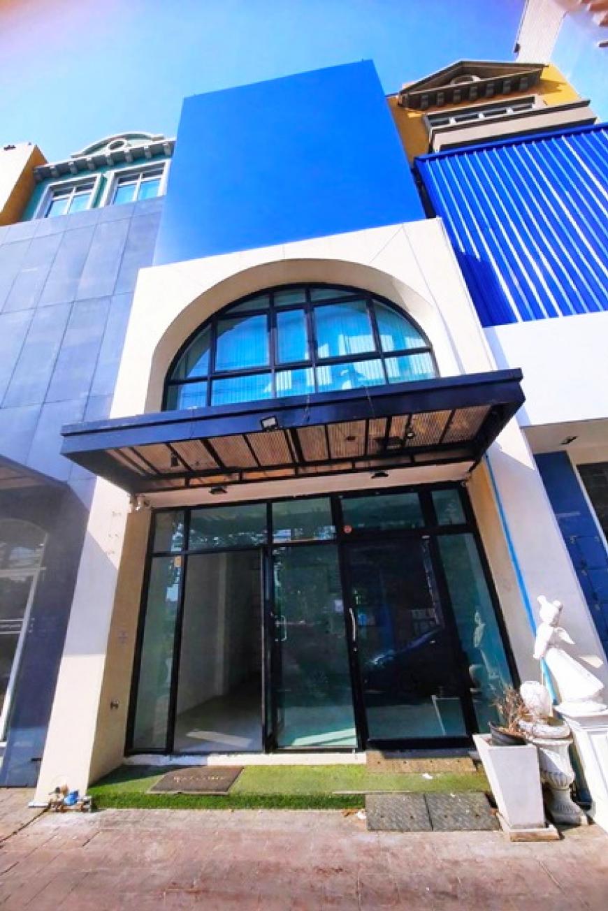 ให้เช่าอาคารพาณชิย์ 5ชั้น 8นอน ใหญ่มาก  BTSปุณณวิถี 600ม. บน Skywalk  ..